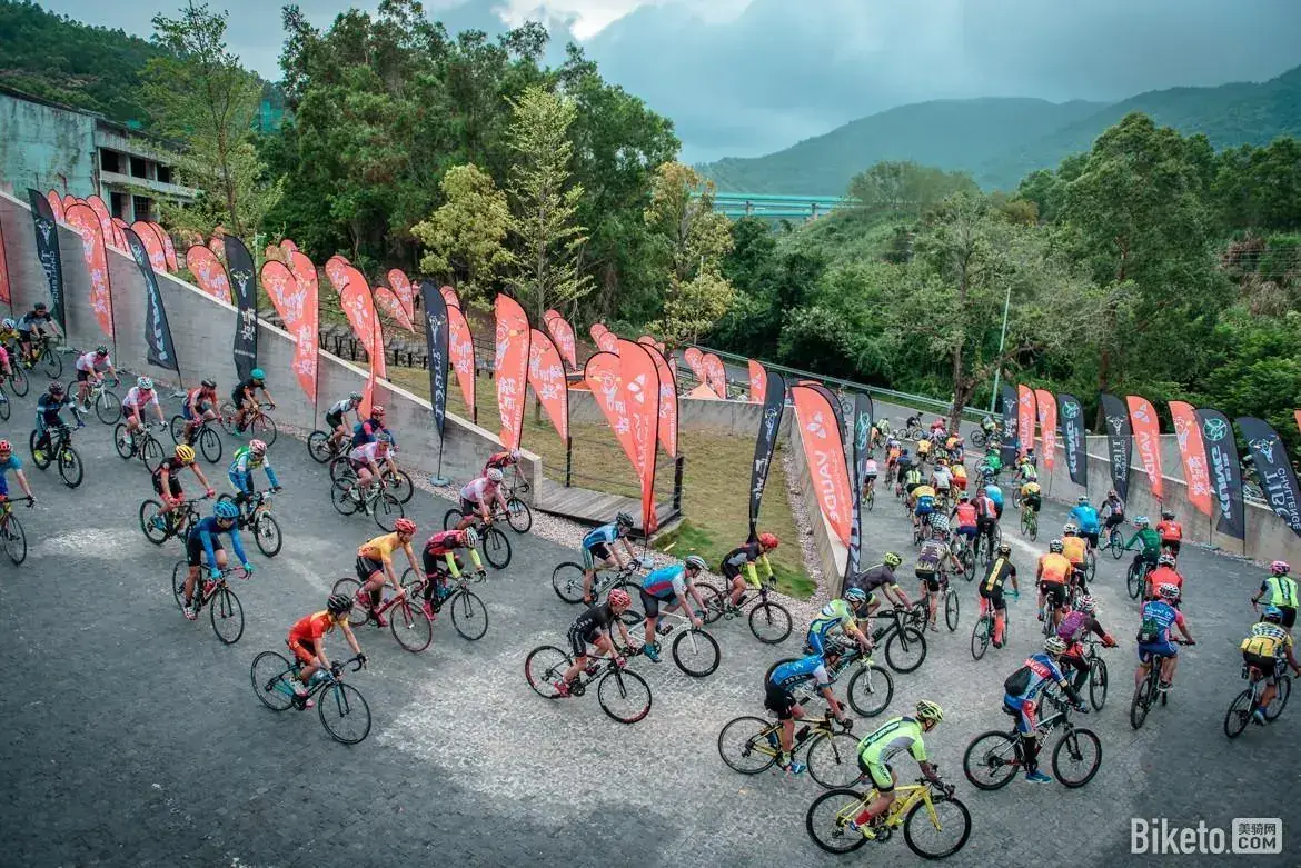 俯拍骑行队伍穿越山野